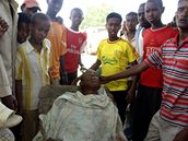 Lidé se shromádili kolem chlapce, kterého zabil granát na triti Bakara