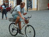 Cyklista píe SMS zprávu