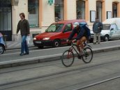 Cyklista jede po tramvajovém pásu