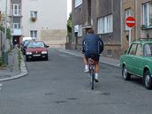Cyklista jede do jednosmrné ulice