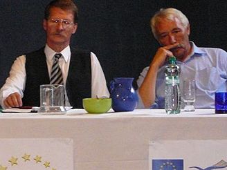 Debaty o evropském obanství se mimo jiné zúastnili i europoslanci Jaromír Kohlíek a Richard Falbr.