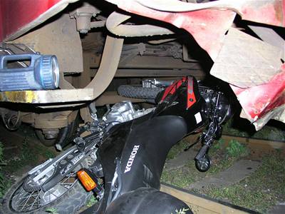 Motorka se srazila s osobním vlakem na pejezdu Bidliná na Bruntálsku