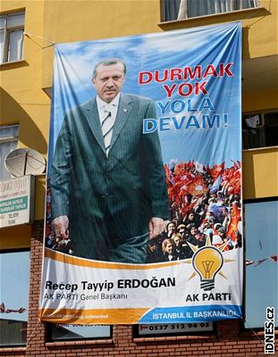 Volby v Turecku - premiér Erdogan na plakátu AKP