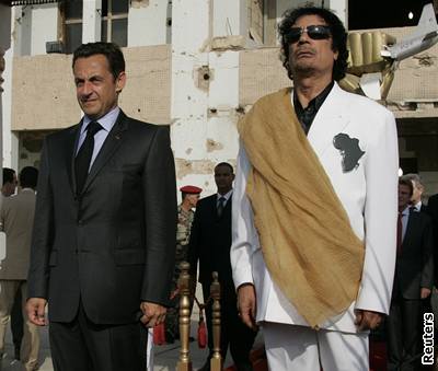 Nicolas Sarkozy a Muammar Kaddáfí.
