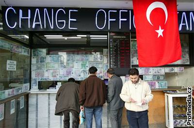 Turecká lira posílila po nedělních volbách na dvouleté maximum.