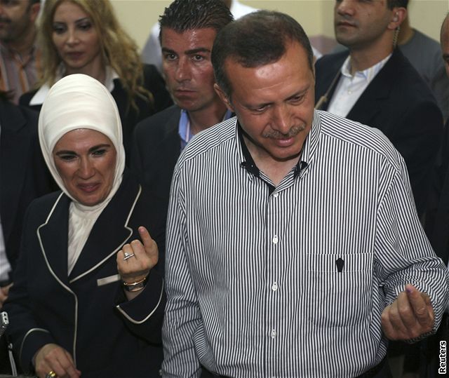 Volby v Turecku - premiér Recep Taayip Erdogan s manelkou Emine
