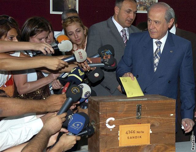Volby v Turecku - vdce MHP Devlet Bahceli