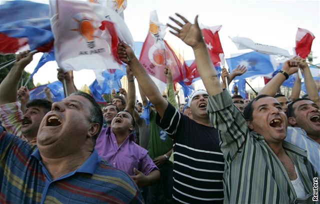 Volby v Turecku - píznivci AKP oslavují vítzství