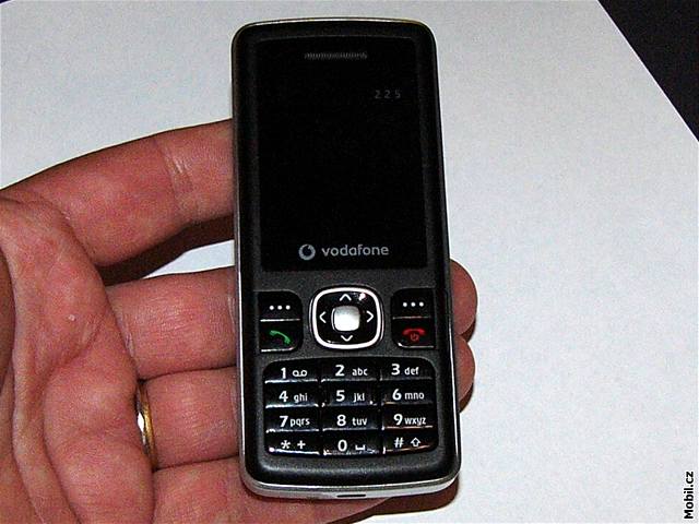 Vodafone bude prodávat telefony v hypermarketech Tesco...