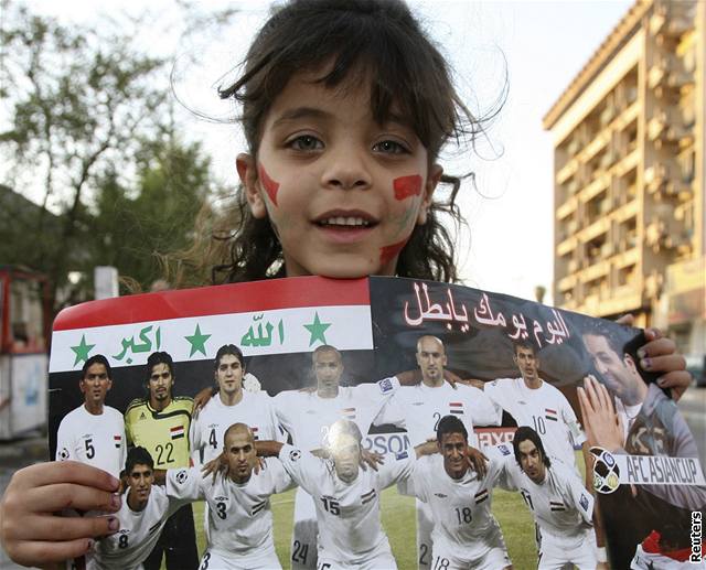 V ulicích iráckých mst slaví výhru fotbalist tisíce lidí.