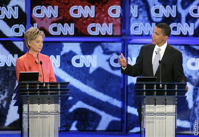 Hillary Clintonová a Barrack Obama bhem diskuse ve studiu CNN