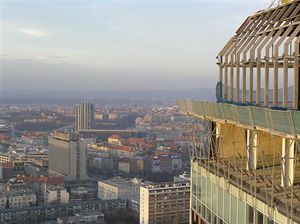 Budova Centrotextu nad stanic metra Praskho povstn a Hotel Corinthia Towers