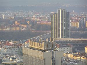 Budova Centrotextu nad stanic metra Praskho povstn a Hotel Corinthia Towers
