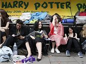ekání na Pottera ped knihkupectvím Waterstones v Londýn