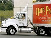 Kamion rozváející poslední díl Harryho Pottera
