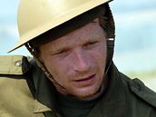 Armáda cvií herce na natáení filmu Tobruk.