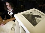 Jedenáctiletý fanouek Harryho Pottera Kristin Turgeon te v americkém Bostonu pomocí Braiilova slepeckého písma poslední díl série