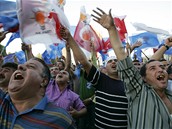 Volby v Turecku - p�íznivci AKP oslavují vít�zství