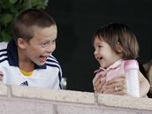 syn Davida Beckhama Brooklyn dovádí s dcerkou Toma Cruise Suri