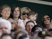 zleva matka Toma Cruise Mary Lee, Katie Holmesová s dcerou Suri, Victoria Beckhamová a Eva Longoria sledují fotbalový zápas