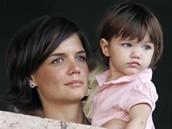 Katie Holmesová s dcerkou Suri sledují americkou fotbalovou premiéru Davida Beckhama