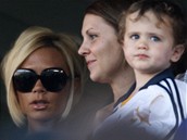 Victiria Beckhamová si nenechala ujít americkou fotbalovu premiéru svého manela Davida, na snímku s nejmladím synem Cruzem 