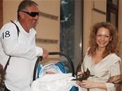 Mirek Topolánek a Lucie Talmanová se synem Nicolasem. (29. ervence 2007)