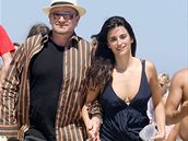 Bono s Penélope Cruzovou na francouzských plá�ích v Saint Tropez