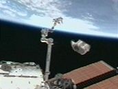 Kosmonaut vyhazuje nádr do vesmíru