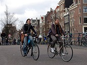 Noste přilbu, nabádají cyklisty nizozemské úřady. Sázejí na dobrovolnost