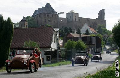 Tíkolová vozítka znaky Velorex se o víkendu sjela do Lipnice nad Sázavou.