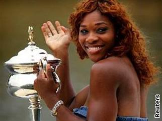 Serena Williamsová pózuje s trofejí