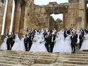 Novomanelské páry poizují spolenou fotografii bhem hromadné svatby v ímském chrám ve mst Baalbek ve východním Libanonu.