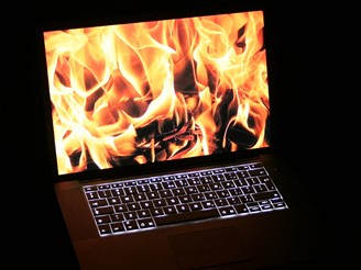 Klvesnice MacBooku Pro v noci