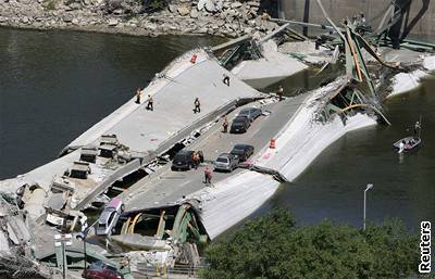 Záchranné práce u zíceného mostu v Minneapolisu (3.8.2007)