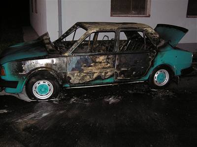 Jedno ze zapálených aut, které si hái vybrali na poátku srpna.