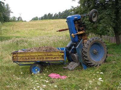 Traktor se pevrátil pi pejídní terénní nerovnosti.