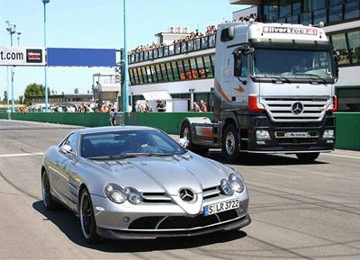 Mercedes SLR versus Actros F1