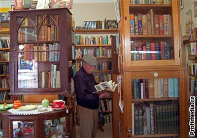 Staré knihy se nemusejí vybírat jen v kamenných obchodech. Koupit je lze i přes internet. Počet takovýchto kupujících stoupá.
