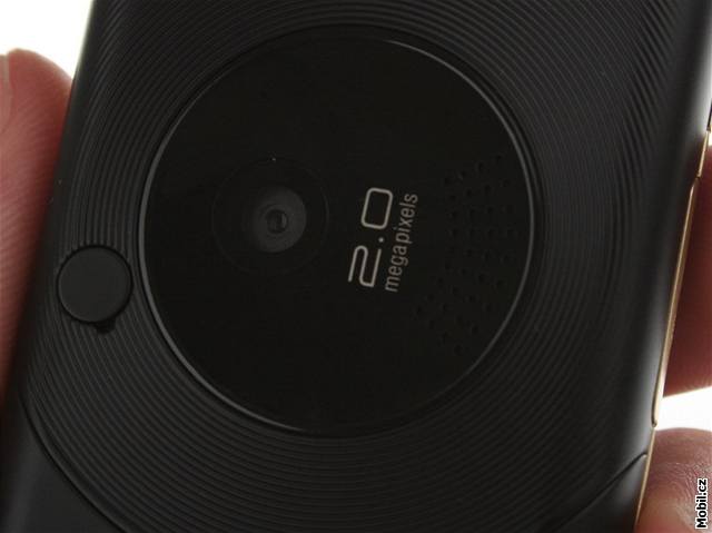 Střední potvrzovací tlačítko slouží v MP3 přehrávači na spušťení či pozastavení skladby