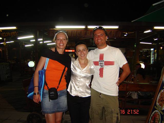 Kristina Kloubková a Alan Bastien s kamarádkou na dovolené v Bulharsku