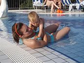 Ewa Farna v bazénu se svojí roní sestrou