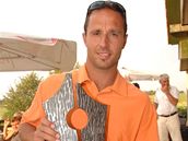 Martin Ru�inský s trofejí za 2. místo v turnaji Golf pro Dobrý skutek