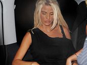 Katie Price (Jordan) opoutí veírek firmy Lipsy v londýnském klubu Jewel (7. srpna 2007)