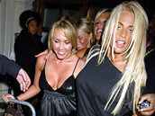 Michelle Heatonová a Katie Price (Jordan) opoutí veírek firmy Lipsy v londýnském klubu Jewel (7. srpna 2007)