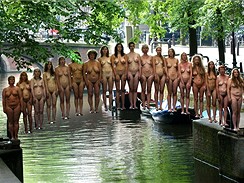 Amerian Spencer Tunick se proslavil focenm nah po celm svt.