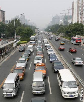 Nejvtí tepnou Pekingu práv projídjí vozy s SPZ konící na lichou íslovku