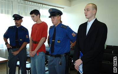 Ondej Roth (vlevo) a Ladislav trob ped soudem v Ústí nad Labem.