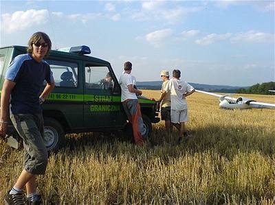 Piloti kluzák se kvli poasí nedokázali vrátit zpt do eska, a proto pistáli na poli v Polsku.