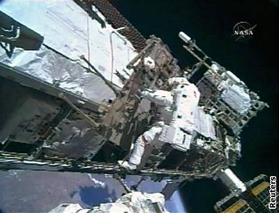 Astronauti bhem výstupu do volného kosmu